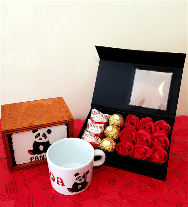 Kırmızı Gül Kutusunda Rocher ve Raffaello Çikolata Kutulu Panda Kupa Hediye Seti HEDİYE