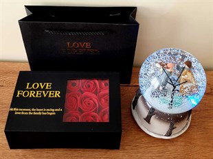 Romantik Aşıklar Işıklı Müzikli Kar Küresi Gül Kutusunda Ferrero Rocher Çikolata HEDİYE
