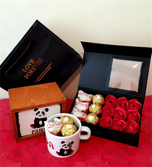 Kırmızı Gül Kutusunda Rocher ve Raffaello Çikolata Kutulu Panda Kupa Hediye Seti HEDİYE