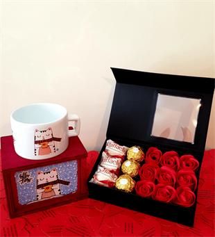 Kırmızı Gül Kutusunda Rocher ve Raffaello Çikolata Kutulu Kedi Kupa Hediye Seti HEDİYE