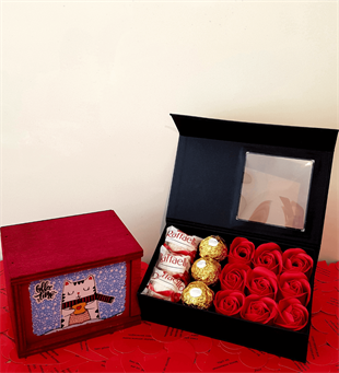 Kırmızı Gül Kutusunda Rocher ve Raffaello Çikolata Kutulu Kedi Kupa Hediye Seti HEDİYE